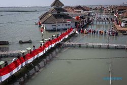 Upacara Peringatan HUT ke-78 RI di Kampung Terendam Banjir Rob Demak