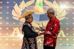 KBRI Singapura Anugerahkan Adinata Awards untuk Dubes Zainul Abidin Rasheed