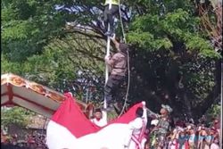 Heroik! Polisi di Juwangi Boyolali Panjat Tiang agar Bendera Bisa Berkibar