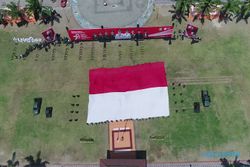 Bendera Merah Putih Jumbo Dibentangkan saat Upacara HUT ke-78 RI di Kota Madiun