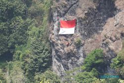 Bendera Merah Putih Raksasa Sukses Dikibarkan di Tebing Kertoembo Madiun