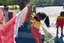 500 Siswa SD Lakukan Aksi Cuci Bendera Merah Putih di Monumen 45 Banjarsari