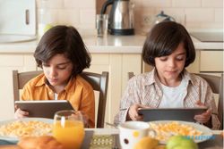 Bunda, Simak Nih Bahaya Anak Makan sambil Nonton TV atau HP