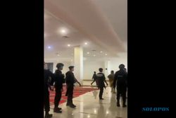 Video Polisi Bersepatu Masuk Masjid Sumbar Viral, Kapolda: Bukan di Area Suci