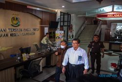 Rektor UNS Solo Jalani Pemeriksaan Kejati Selama 7,5 Jam, Bawa 1 Koper