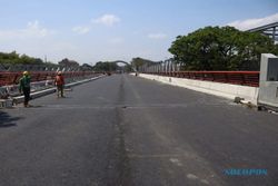 Pengaspalan Rampung, Pelaksana Proyek Jembatan Jurug B Kini Percantik Taman