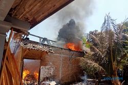 Tersambar Api Bakar Sampah, Gudang Barang di Ngemplak Boyolali Ludes Terbakar
