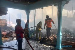 Gudang Kertas di Tengah Perkampungan Gergunung Klaten Terbakar, Karyawan Panik