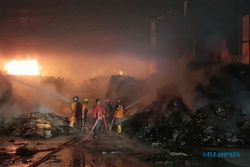Kebakaran Pabrik Kertas di Wonogiri belum Padam, Damkar 3 Daerah Turut Membantu