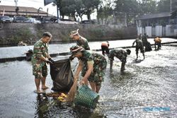 Korem 074/Warastratama Bagi-Bagi Sembako, Tanam Pohon dan Bersihkan Sungai