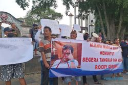 Puluhan Orang Unjuk Rasa di Taman Sriwedari Solo Desak Rocky Gerung Diadili
