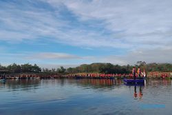 Unik! Naik Perahu, Ratusan Orang Ikuti Upacara HUT RI di Perairan WGM Wonogiri