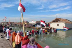 Suarakan Krisis Iklim, Warga Timbulsloko Demak Upacara HUT RI di Banjir Rob