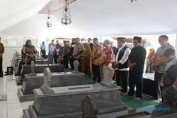 Warga Prawit Nusukan Solo Ziarah ke Makam Pahlawan Soepomo dan Soeharso