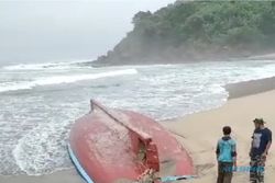 Dua Kapal Diterjang Ombak di Pantai Gayasan Blitar, 8 Nelayan Hilang