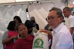 Setelah Borong Sembako, Mendag Gratiskan 2 Ton Beras SPHP di Pasar Legi Solo