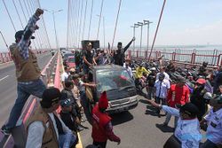 Ratusan Warga Madura Demo di Jembatan Suramadu Protes Imbas Ceceran Air Garam