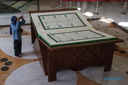 Penampakan Al-Quran Raksasa dari Presiden Jokowi untuk Masjid Sheikh Zayed Solo
