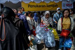 Belanja Sembako Bayar Pakai Sampah di Bazar Hari Jadi Kota Bandung