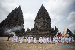Umat Hindu Gelar Upacara Gema Santi Puja 1008 Genta di Candi Prambanan