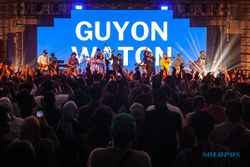 Guyon Waton Goyang Ratusan Penonton di Konser Solopos Youth Forum 2023