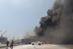 Kapal Feri Terbakar di Pelabuhan Merak Banten, Penumpang Dievakuasi Pakai Crane