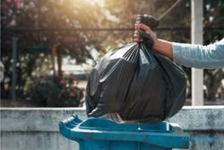 Ini Bahaya Bakar Sampah di Pekarangan, Jangan Sepelekan