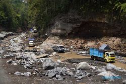 Potret Jalur Alternatif Malang-Lumajang Hasil Swadaya, Dampak Jembatan Putus