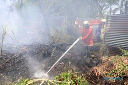 Lahan Kosong di Jl Adisucipto Solo Terbakar, 4 Mobil Damkar Dikerahkan