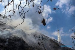 Helikopter Water Bombing BNPB Padamkan Kebakaran di TPA Putri Cempo Solo