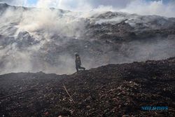 Titik Api Muncul Malam Hari, Pemadaman Fokus di Bawah Sampah TPA Putri Cempo