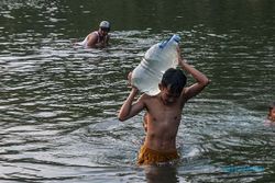 Dampak Sumur Mengering, Warga Lebak Manfaatkan Air Sungai Ciberang