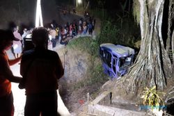 Minibus Terjun Bebas di Dekat Pohon Beringin yang Angker di Kerjo Karanganyar