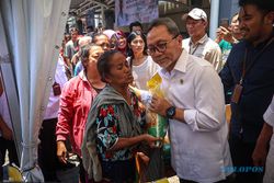 Mendag Borong Beras Bulog & Bagikan Gratis ke Warga saat OP di Pasar Legi Solo