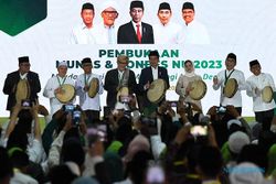 Momen Jokowi Tabuh Rebana Buka Munas Alim Ulama dan Konbes NU di Jakarta
