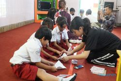 Keseruan Mahasiswa Jepang Ajari Siswa SD Salatiga Bikin Origami hingga Menari