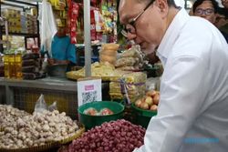 Borong Sembako di Pasar Legi Solo, Mendag Kaget Harga Bawang Terlalu Murah