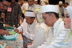 Momen Bahagia Ratusan Pasangan Pengantin Ikuti Nikah Massal di Surabaya