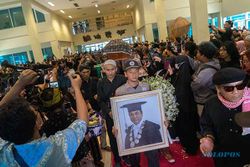 Ribuan Pelayat Iringi Prosesi Pemakaman Rektor ISI Yogyakarta Timbul Raharjo