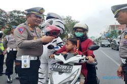 Polres Kebumen Bagikan Helm ke Pengguna Jalan di Simpang Empat Pegadaian