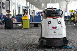 Butet Si Robot Pintar Penjaga Kebersihan di Bandara Kualanamu Deli Serdang