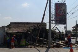Seusai Tabrak Truk, Bus Sugeng Rahayu Terjang Warung Rica-rica di Nguwer Sragen