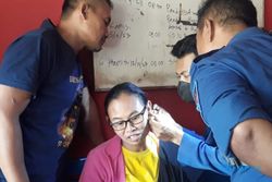Sulit Copot Anting, Warga Kedawung Sragen Sambat ke Petugas Pemadam Kebakaran