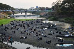 Warga Manfaatkan Sungai Madiun Mengering Jadi Lokasi Wisata Alternatif