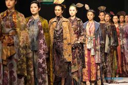 Puluhan Desainer Pamerkan Karya Busana di Surabaya Fashion Parade 2023