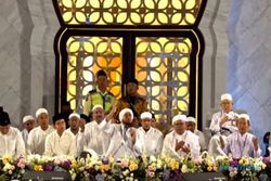 Habib Syech Pimpin Selawat Tasyakuran Kemerdekaan di Masjid Sheikh Zayed Solo