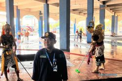 Mengintip Serunya Bersih-Bersih Terminal Tirtonadi Bareng "Gatotkaca Kembar"