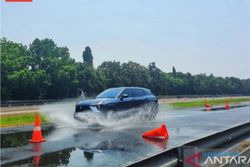 Berkat Wet Drive Mode Mitsubishi XFOrce Tetap Stabil Melintas Jalan Basah