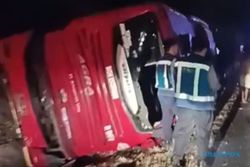 Diseruduk Truk dari Belakang, Bus Agra Mas Terguling di Tol Ungaran