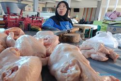 Harga Daging Ayam di Solo Meroket Lagi, Pedagang Pasar Legi Kurangi Stok Jualan